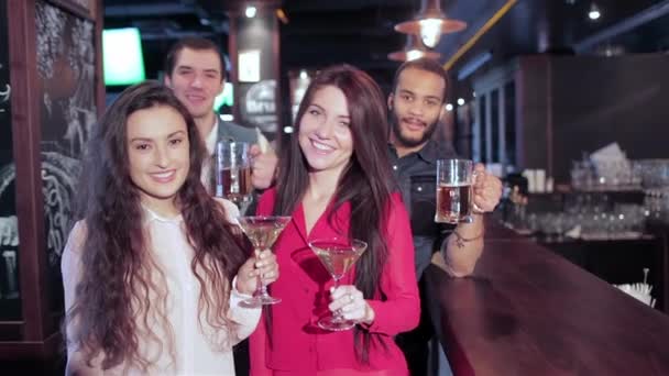 Joyeux Compagnie Gars Filles Qui Fêtent Bar Entreprise Repose Après — Video