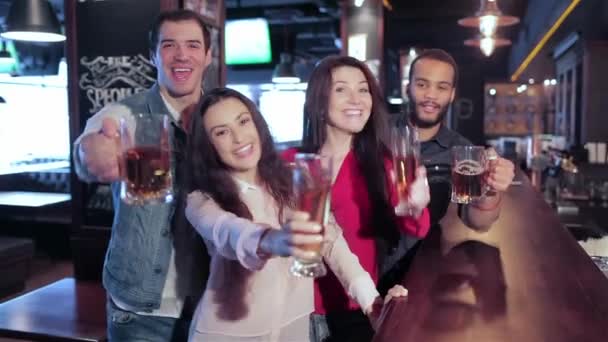 性格开朗的男孩和女孩在酒吧庆祝的公司 公司拥有工作后休息一下 性格开朗公司放松 在酒吧里玩得开心 男孩和女孩为他们的足球队和饮料欢呼 — 图库视频影像