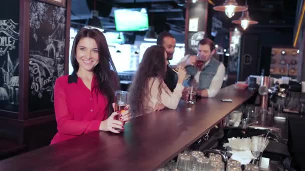 Çocuklar Barda Kutluyor Kız Neşeli Şirketin Şirket Işten Sonra Bir — Stok video