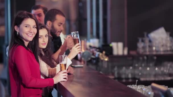 남자와 여자는 술집에서 나머지는 술집에서 남자와 여자의 음료에 — 비디오