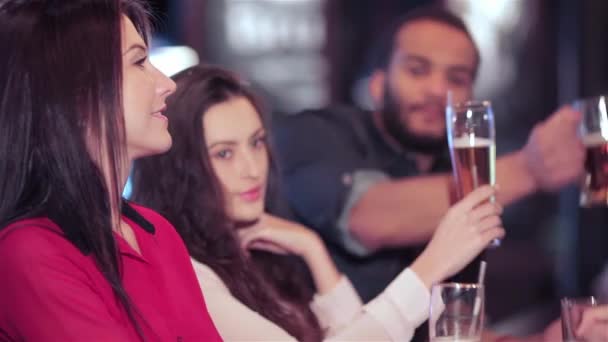 Fröhliche Gesellschaft Von Jungs Und Mädchen Die Der Bar Feiern — Stockvideo