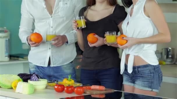 Drie Vrienden Opfrissen Met Jus Orange Jonge Lachende Vrienden Koken — Stockvideo