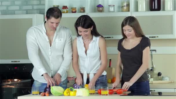 Tres Amigos Cortaron Verduras Para Freír Jóvenes Amigos Sonrientes Cocinan — Vídeos de Stock