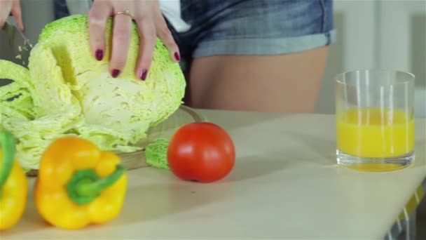 Jonge Lachende Vrienden Koken Diner Keuken Terwijl Gesneden Groenten Voedsel — Stockvideo