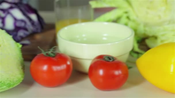 Tavolo Con Verdure Cena Giovani Amici Sorridenti Cucinano Cena Cucina — Video Stock