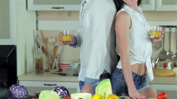 Nyligen Gift Par Stå Rygg Mot Rygg Håller Apelsinjuice Unga — Stockvideo