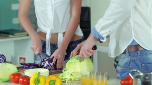 Ett Älskande Par Skivade Grönsaker Och Ler Direkt Kameran Unga — Stockvideo