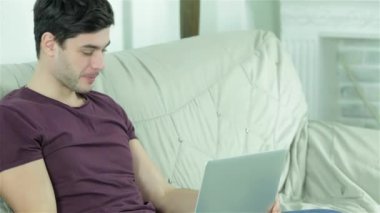 Kız kahve erkek arkadaşını getirdi. Mutlu arkadaşlar birlikte eğlenirler. Neşeli gençler kanepede oturup çay içiyorlar. İnsanlar gülümsemeye ve gülmeye devam ediyor..