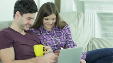 Neşeli birkaç sabah kahvesi ve haber. Mutlu arkadaşlar birlikte eğlenirler. Neşeli gençler kanepede oturup çay içiyorlar. İnsanlar gülümsemeye ve gülmeye devam ediyor..