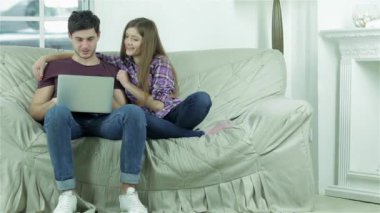 Arkadaşlar sohbet etmek için bir araya geldi. Mutlu arkadaşlar birlikte eğlenirler. Neşeli gençler kanepede oturup çay içiyorlar. İnsanlar gülümsemeye ve gülmeye devam ediyor..