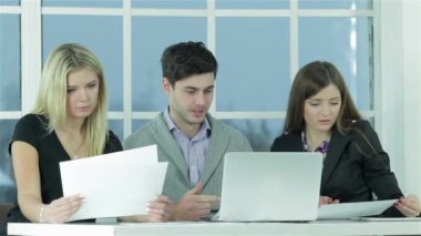 Kendine güvenen işçi işi. Gülümseyen işadamı masada oturan ve bir dizüstü bilgisayara bir iş planı yazarak.