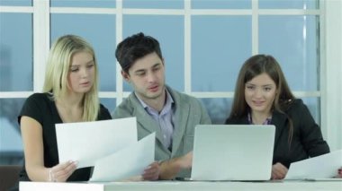 Gülümseyen işadamı masada oturuyor ve dizüstü bilgisayara iş planı yazıyor. Kendine güvenen işçi işi. Gülümseyen işadamı masada oturan ve bir dizüstü bilgisayara bir iş planı yazarak.