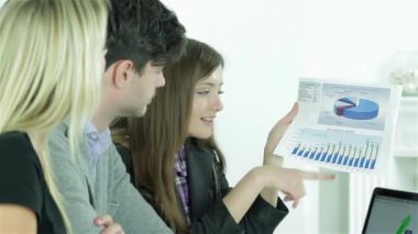 Beklenen satış büyüme çizelgeleri. Kendine güvenen işçi işi. Gülümseyen işadamı masada oturan ve bir dizüstü bilgisayara bir iş planı yazarak.