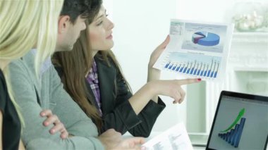 Gülümseyen proje, müdürün satış artışının zorluklarını gösteriyor. Kendine güvenen işçi işleri. Gülümseyen işadamı masada oturuyor ve bir iş planını dizüstü bilgisayarına yazıyor..