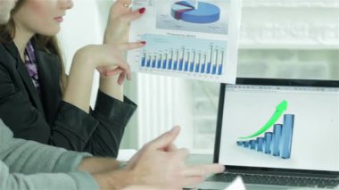 Satışlardaki büyümeye git. Kendine güvenen işçi işi. Gülümseyen işadamı masada oturan ve bir dizüstü bilgisayara bir iş planı yazarak.