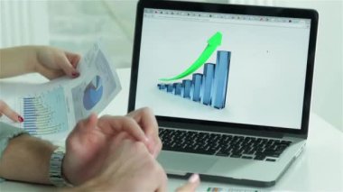 Süreç optimizasyonu için toplantı. Kendine güvenen işçi işi. Gülümseyen işadamı masada oturan ve bir dizüstü bilgisayara bir iş planı yazarak.