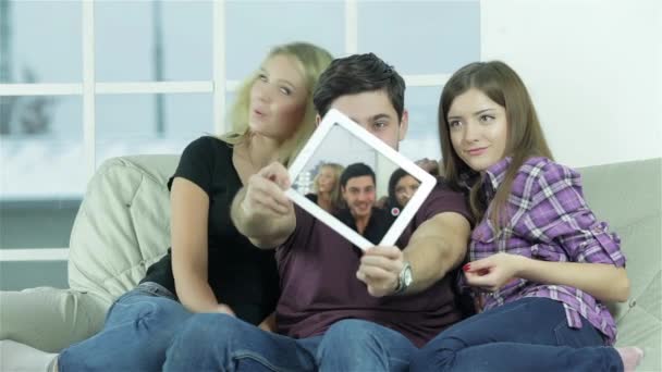 Nuestra Selfie Tableta Los Amigos Felices Divierten Juntos Jóvenes Alegres — Vídeo de stock