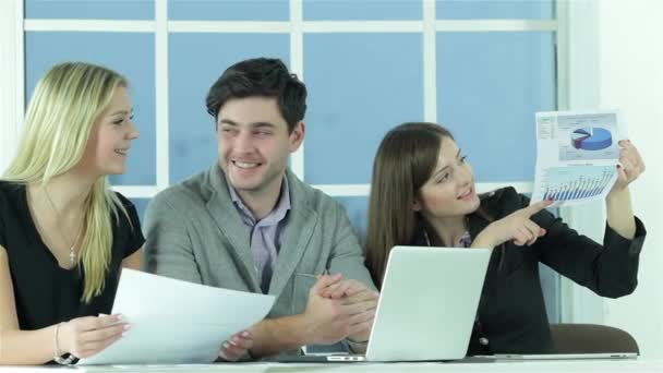 Projektleiter Hört Bericht Selbstbewusstes Arbeitnehmergeschäft Lächelnder Geschäftsmann Der Tisch Sitzt — Stockvideo