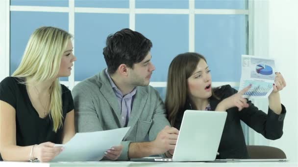 Manajer Proyek Mendengarkan Laporan Bisnis Pekerja Yang Percaya Diri Pebisnis — Stok Video