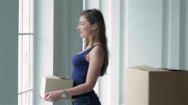 Hareketli, onarır, yeni bir hayat. Aşık çift yeni bir daire sahiptir ve genç adam yakın iken karısı gözlerinin kutuları arasında boş bir daire içine belgili tanımlık kutu onun elinde tutmak