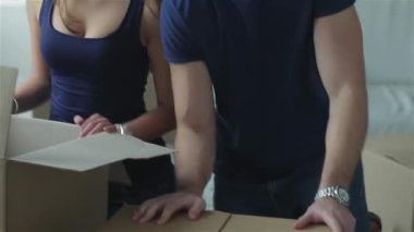 Değişen ve yeni bir hayata hareket. Bir kız ve bir adam ellerini hareket ve vasıl belgili tanımlık pencere kutuları arasında duran bir kaç aşk süre içinde seyir için kutuları