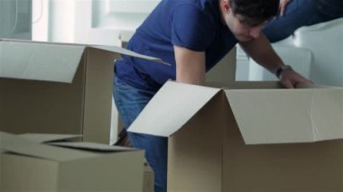 Hareketli, onarım, yeni daire. Kutuları taşıma ve karısı kocası ise erkek ve kadın arasında kutuları boş bir dairede oturan sarılma dışında şeyler aşık çift çeker