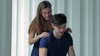Hareketli, değişen, yeni daire. Kutuları taşıma ve karısı kocası ise erkek ve kadın arasında kutuları boş bir dairede oturan sarılma dışında şeyler aşık çift çeker