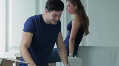 Hareketli, onarım, yeni daire. Kutuları taşıma ve karısı kocası ise erkek ve kadın arasında kutuları boş bir dairede oturan sarılma dışında şeyler aşık çift çeker
