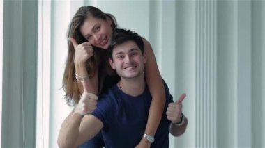 Hareketli, onarım, yeni daire. Kutuları taşıma ve sarılmak ve başparmak yukarıya sırasında erkek ve kadın arasında boş bir daire içinde belgili tanımlık boksör oturuyorsun gösteri dışında şeyler aşık çift çeker