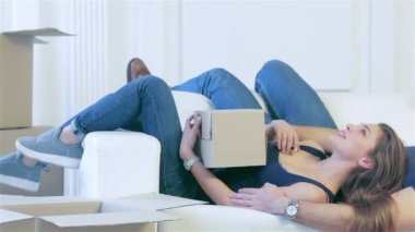 Ev ve yeni bir yaşam değişen hareket. Bir kanepede boş bir daire içinde belgili tanımlık boksör arasında yalan ve gelecekteki bir yaşam hayal aşık Çift.