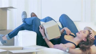 Ev ve yeni bir yaşam değişen hareket. Karı koca arasında bir kanepede boş bir daire içinde belgili tanımlık boksör yalan kafasına pats.