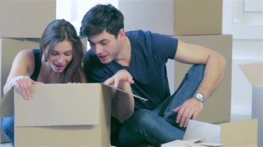 Ev ve yeni bir hayata tamiri hareket. Erkek ve kadın arasında kutuları boş bir dairede oturan ise taşıma kutuları dışında şeyler aşık çift çeker