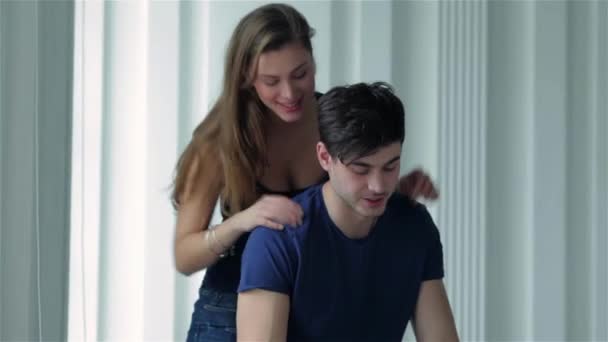 Umzug Wechsel Neue Wohnung Verliebtes Paar Zieht Sachen Aus Umzugskartons — Stockvideo