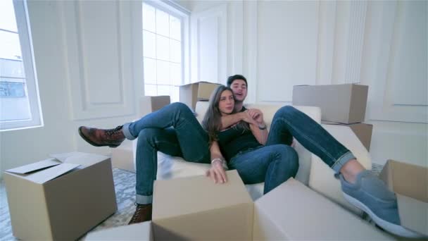 Movimento Reparações Apartamento Novo Casal Apaixonado Abraçando Deitado Esposa Abraçando — Vídeo de Stock