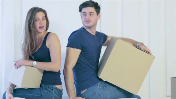 Umzug Reparaturen Neue Wohnung Paar Mädchen Und Der Kerl Hielten — Stockvideo