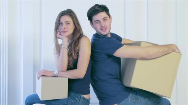 Verplaatsen Reparaties Nieuw Appartement Paar Meisje Jongen Verhuisdozen Handen Gehouden — Stockvideo
