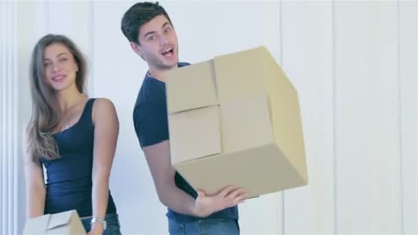 Nieuwe Reparatie Verplaatsing Verliefde Paar Geniet Een Nieuw Appartement Houd — Stockvideo