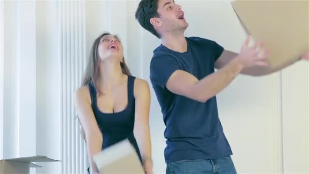 Umzug Reparaturen Neue Wohnung Mädchen Und Mann Werfen Die Schachtel — Stockvideo