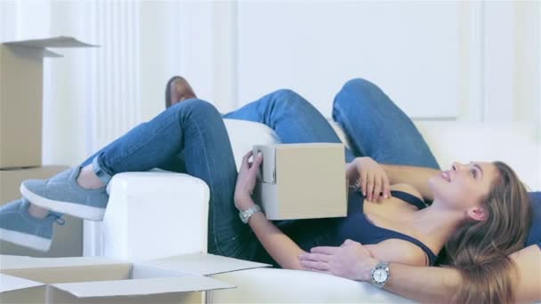 Home Verplaatsen Verschuiven Van Een Nieuw Leven Paar Liefde Tussen — Stockvideo