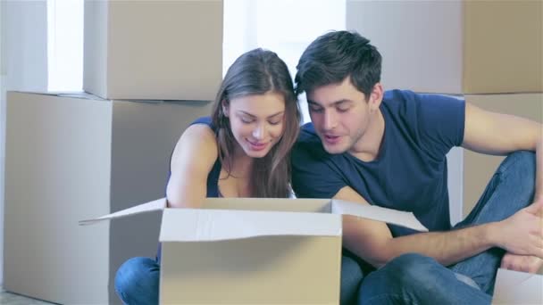 Joie Emménager Dans Maison Couple Aimant Tenant Boîte Dans Les — Video