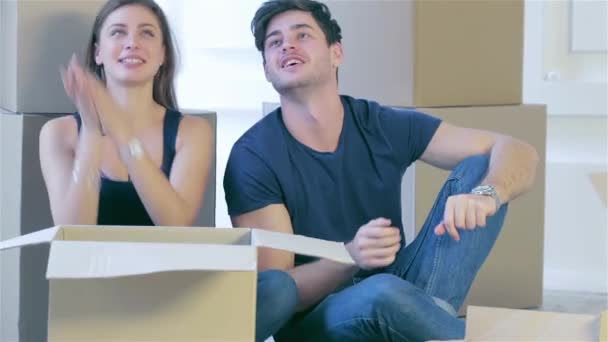 Déménagement Déménagement Réparations Nouvelles Clés Appartement Couple Fille Gars Tenant — Video