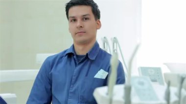 Mükemmel kalite diş Hizmetleri. Diş hekimi ve diş office arasında hasta çekmeden önce kameraya gülümseyen