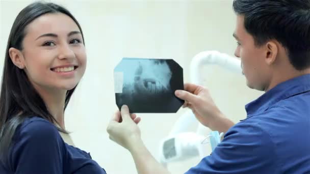 健康笑容 牙医显示病人的 射线牙的牙科诊所 直到病人出现一个大拇指和着相机的镜头 — 图库视频影像