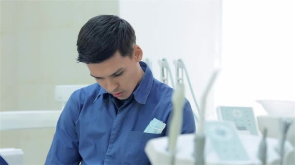 Πορτρέτο Του Αυτοπεποίθηση Οδοντίατρο Οδοντίατρος Επανεξετάσει Τους Καταλόγους Των Ασθενών — Αρχείο Βίντεο