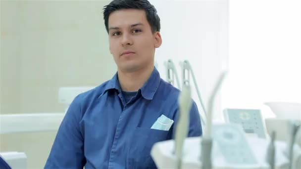Serviços Odontológicos Excelente Qualidade Dentista Sorrindo Mostrando Polegar Para Câmera — Vídeo de Stock