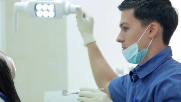 Przed Stomatologia Dentysta Dentysta Gospodarstwa Instrument Stomatologicznych Ręce Przyglądając Asystent — Wideo stockowe