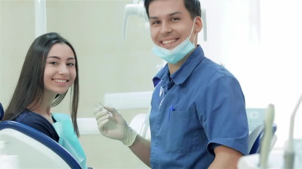 Vellykket Tandlægearbejde Smilende Læge Tandlæge Udvælger Værktøjer Til Behandling Patienten – Stock-video