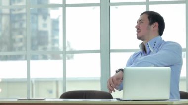 İyi günler, Şef işadamları resmi bir iş ofiste bir masada oturan iki emin işadamı kadar el sıkışan giymek ve bir dizüstü bilgisayar iş.