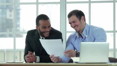 Güzel iş. Bir gülümseme ile iki emin işadamı kontrol belgeleri office formal giyim masada oturan iki başarılı bir işadamı iken.