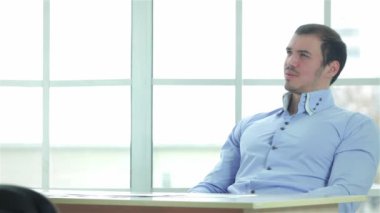 Çalışma gününün başlangıç. İki başarılı işadamı ofiste müzakere masasına otur. İş adamları formal giyim giyinmiş